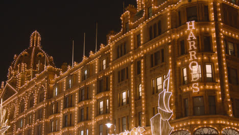 Außenansicht-Des-Kaufhauses-Harrods-In-London-Mit-Weihnachtsbeleuchtung-Geschmückt