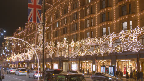 Außenansicht-Des-Kaufhauses-Harrods-In-London,-Geschmückt-Mit-Weihnachtsbeleuchtung-2