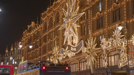 Außenansicht-Des-Kaufhauses-Harrods-In-London,-Geschmückt-Mit-Weihnachtsbeleuchtung-3