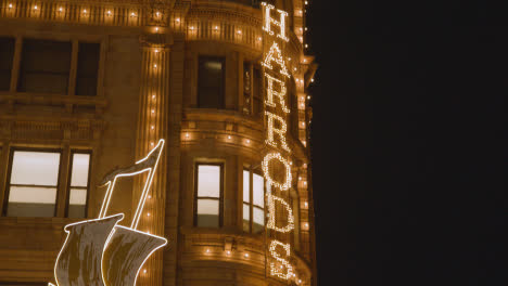 Außenansicht-Des-Kaufhauses-Harrods-In-London,-Geschmückt-Mit-Weihnachtsbeleuchtung-4