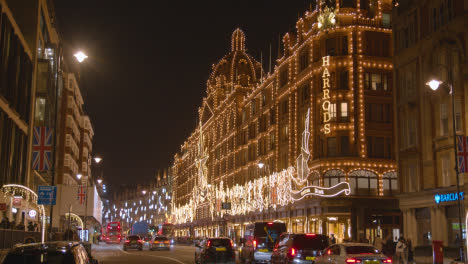 Außenansicht-Des-Kaufhauses-Harrods-In-London,-Geschmückt-Mit-Weihnachtsbeleuchtung-6