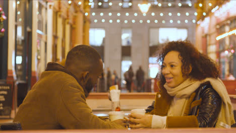 Paar-Trifft-Sich-Für-Ein-Heißes-Getränk-Am-Tisch-Im-Café-Im-Freien-In-Leadenhall-Market-London-Uk-4