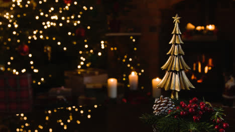 Weihnachtsschmuck-Zu-Hause-Mit-Tannenzapfen-Und-Stechpalme-Auf-Dem-Tisch-Im-Vordergrund