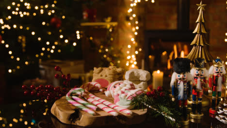 Weihnachten-Zu-Hause-Mit-Traditionellen-Amerikanischen-Weihnachtszuckerstangen-Und-Keksen