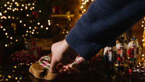Weihnachten-Zu-Hause-Mit-Traditionellen-Amerikanischen-Weihnachtszuckerstangen-Und-Keksen-1