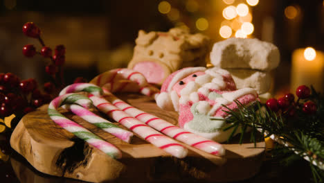 Weihnachten-Zu-Hause-Mit-Traditionellen-Amerikanischen-Weihnachtszuckerstangen-Und-Keksen-2