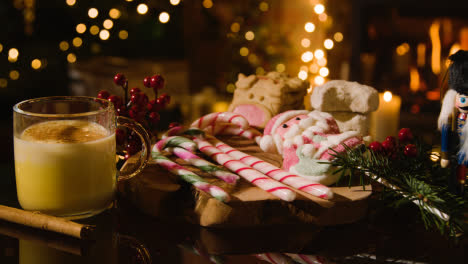 Weihnachten-Zu-Hause-Mit-Glas-Eierlikörzuckerstangen-Und-Keksen-1