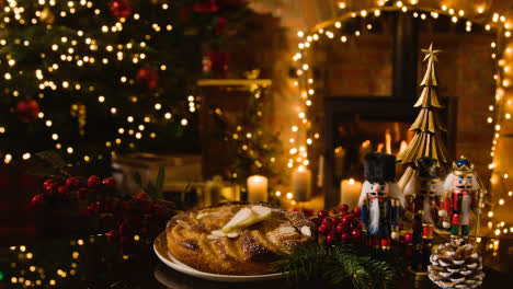 Weihnachtsessen-Zu-Hause-Mit-Apfelkuchen-Auf-Tisch-2