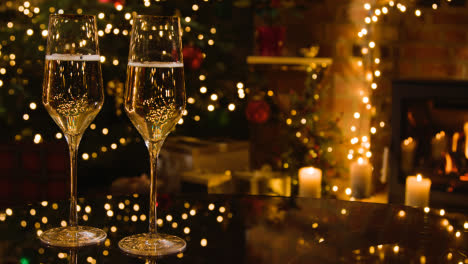 Weihnachten-Zu-Hause-Mit-Zwei-Gläsern-Champagner-Auf-Tisch-1