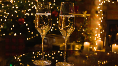 Weihnachten-Zu-Hause-Mit-Zwei-Gläsern-Champagner-Auf-Dem-Tisch
