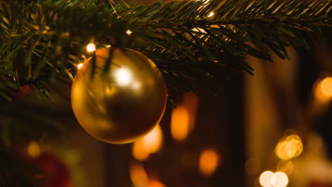 Cerca-De-Luces-Y-Adornos-En-El-árbol-De-Navidad