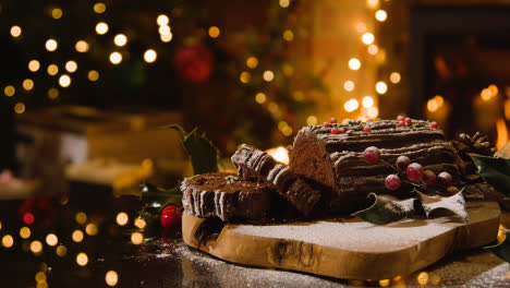 Weihnachtliches-Essen-Zu-Hause-Und-Traditionelles-Weihnachtsholz-Mit-Puderzucker-Bestäubt-In-Scheiben-Geschnitten