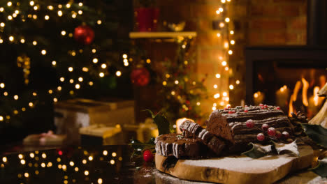 Weihnachtliches-Essen-Zu-Hause-Und-Traditionelles-Weihnachtsholz-Mit-Puderzucker-Bestäubt-In-Scheiben-Geschnitten-1