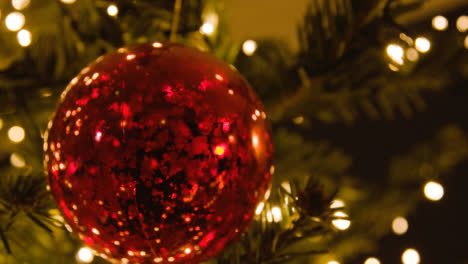 Cerca-De-Luces-Y-Adornos-En-El-árbol-De-Navidad-2