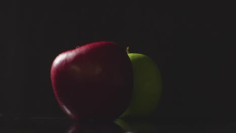 Studioaufnahme-Von-Roten-Und-Grünen-Äpfeln,-Die-Sich-Vor-Schwarzem-Hintergrund-Drehen-1