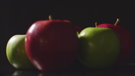 Studioaufnahme-Von-Roten-Und-Grünen-Äpfeln,-Die-Sich-Vor-Schwarzem-Hintergrund-Drehen-2