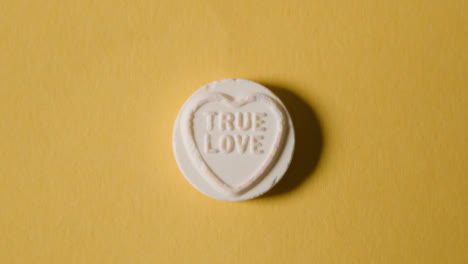 Caramelo-De-Corazón-Con-Mensaje-De-Amor-Verdadero-Sobre-Fondo-Amarillo