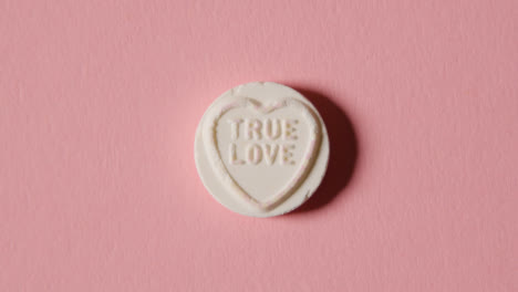 Caramelo-De-Corazón-Con-Mensaje-De-Amor-Verdadero-Sobre-Fondo-Rosa