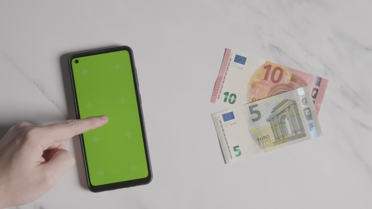 v-deo-gratis-fotograf-a-a-rea-de-billetes-de-10-y-5-euros-junto-a-una