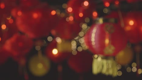 Defokussierte-Studioaufnahme-Bunter-Chinesischer-Laternen,-Die-Das-Neue-Jahr-Feiern,-Hing-Vor-Schwarzem-Hintergrund-1
