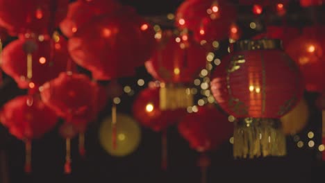 Hände-Tauschen-Karten-Aus,-Die-Das-Chinesische-Neujahr-2023-Feiern,-Mit-Chinesischen-Laternen,-Die-Im-Hintergrund-Aufgehängt-Sind-1