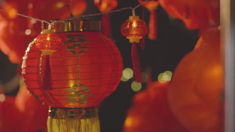 Primer-Plano-De-Coloridas-Linternas-Chinas-Y-Luces-Que-Celebran-El-Año-Nuevo-Colgadas-Sobre-Fondo-Negro-3