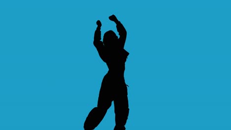 Studio-Silhouette-Einer-Frau,-Die-Vor-Blauem-Hintergrund-Tanzt