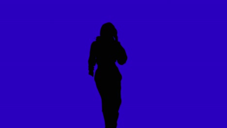 Studiosilhouette-Einer-Frau,-Die-Vor-Blauem-Hintergrund-Tanzt-1