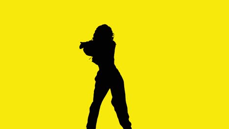 Studio-Silhouette-Einer-Frau,-Die-Vor-Gelbem-Hintergrund-Tanzt