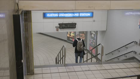 Stufen-Zum-Eingang-Zur-U-Bahnstation-In-London-Euston-UK-Mit-Passagier