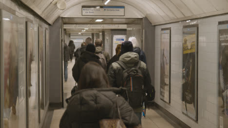 Commuter-Passengers-Making-Their-Way-To-Platforms-In-Underground-Station-At-London-Euston-UK