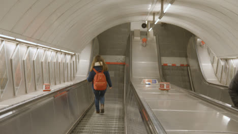 Los-Pasajeros-De-Cercanías-En-Escaleras-Mecánicas-En-La-Estación-De-Metro-De-Londres,-Euston,-Reino-Unido