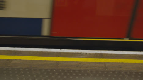 Cerca-De-La-Plataforma-De-Salida-Del-Tren-De-Metro-En-La-Estación-De-Metro-De-Londres,-Euston,-Reino-Unido