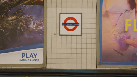 Signo-De-La-Estación-Y-El-Logotipo-De-La-Estación-De-Metro-King&#39;s-Cross-St-Pancras,-Londres,-Gran-Bretaña.