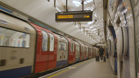 U-Bahn-Am-Bahnsteig-Der-U-Bahnstation-King&#39;s-Cross-St.-Pancras-London-UK-Ankommen