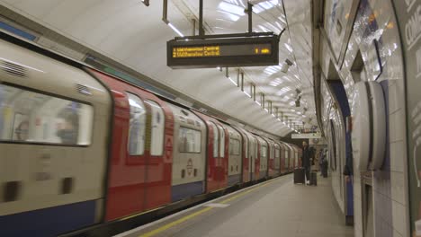 Tube-Train-Arriving-At-Platform-Of-Underground-Station-Of-King's-Cross-St-Pancras-London-UK