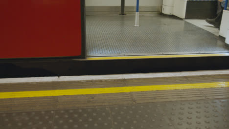 Close-Up-Of-Tube-Train-At-Platform-Of-Underground-Station-In-London-UK-With-Open-Doors