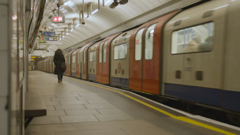 Tube-Train-Leaving-Platform-At-Underground-Station-Of-London-King's-Cross-St-Pancras-UK