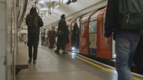 Metro-Tren-Que-Llega-A-La-Plataforma-De-La-Estación-De-Metro-De-King&#39;s-Cross-St-Pancras,-Londres,-Gran-Bretaña.