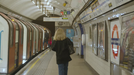 Tren-De-Tubo-En-La-Plataforma-De-La-Estación-De-Metro-De-King&#39;s-Cross-St-Pancras,-Londres,-Reino-Unido-Con-Pasajeros