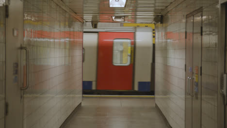 Nahaufnahme-Der-U-Bahn,-Die-Den-Bahnsteig-An-Der-U-Bahnstation-Von-London-King&#39;s-Cross-St.-Pancras-Uk-Verlässt