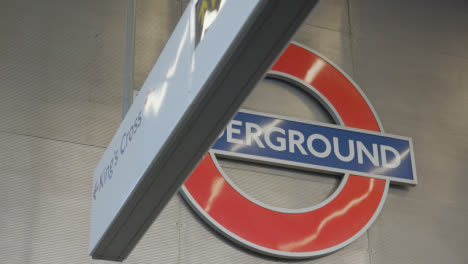 Signo-De-La-Estación-Y-El-Logotipo-De-La-Estación-De-Metro-De-King&#39;s-Cross,-Londres,-Gran-Bretaña.