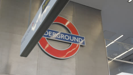 Stationsschild-Und-Logo-Für-Die-U-Bahn-Station-King&#39;s-Cross-London-UK-1