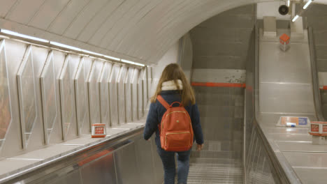 Pasajeros-En-Escaleras-Mecánicas-En-La-Estación-De-Metro-De-Londres,-Gran-Bretaña.