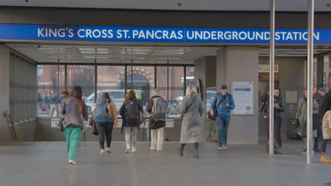 Entrada-A-La-Estación-De-Metro-King&#39;s-Cross-London-UK-Con-Viajeros