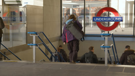 Entrada-A-La-Estación-De-Metro-King&#39;s-Cross-London-UK-Con-Viajeros-1