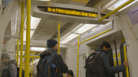 Informationsanzeige-Im-U-Bahn-Wagen-Auf-Der-Metropollinie-London-Uk-Mit-Pendlern