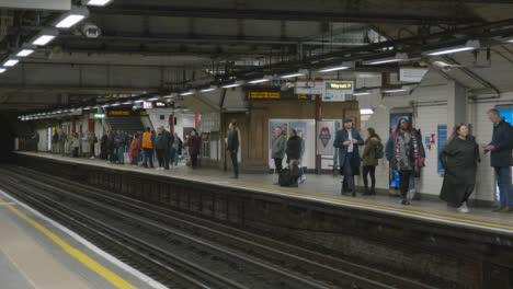 Metro-Tren-Que-Llega-A-La-Plataforma-De-La-Estación-De-Metro-De-Liverpool-Street,-Londres,-Gran-Bretaña.