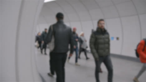 Defokussierte-Pendlerpassagiere-An-Der-U-Bahnstation-Der-New-Elizabeth-Line-In-London-Liverpool-Street-UK