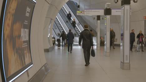 Pendlerpassagiere-Auf-Rolltreppen-An-Der-U-Bahnstation-Der-New-Elizabeth-Line-In-London-Liverpool-Street-Uk-11